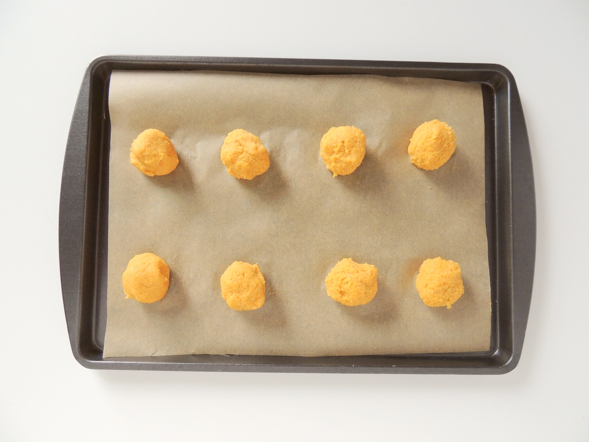 Cookie balls pre cooked on a cookie sheet