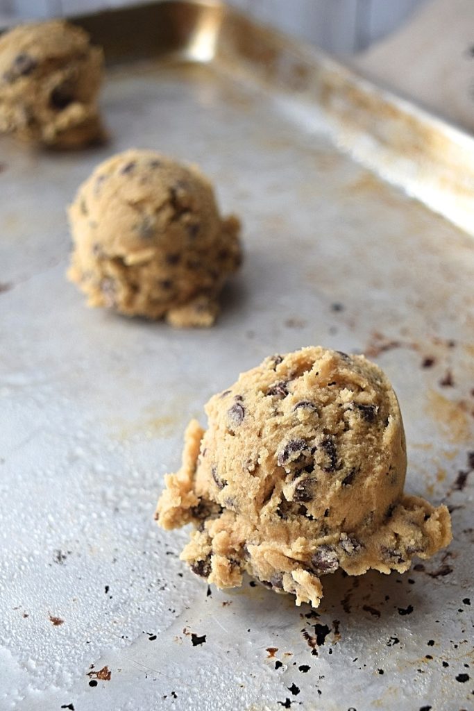 Balls of cookie dough on the tray