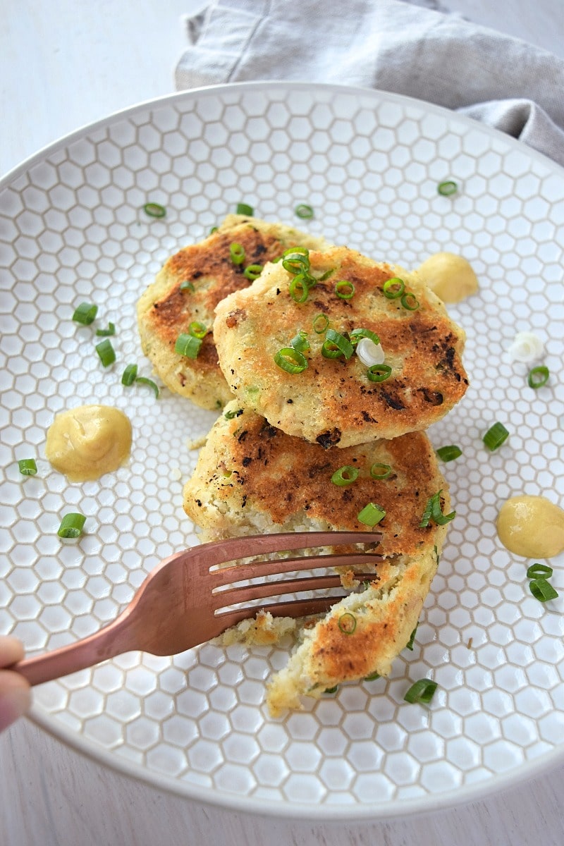 Tune Cakes are an awesome and quick lunch or dinner. Your only 5 ingredients away from enjoying these flavorful tune cakes. Recipe by A Stray Kitchen