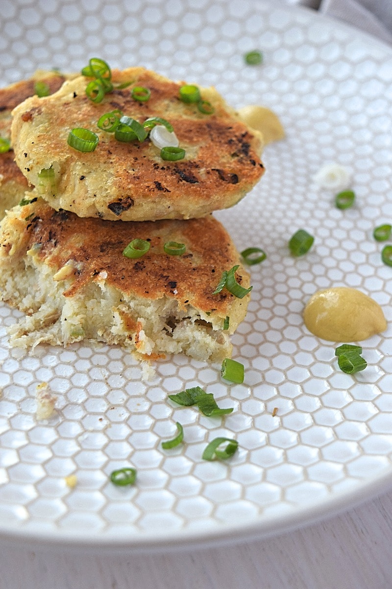 Tune Cakes are an awesome and quick lunch or dinner. Your only 5 ingredients away from enjoying these flavorful tune cakes. Recipe by A Stray Kitchen