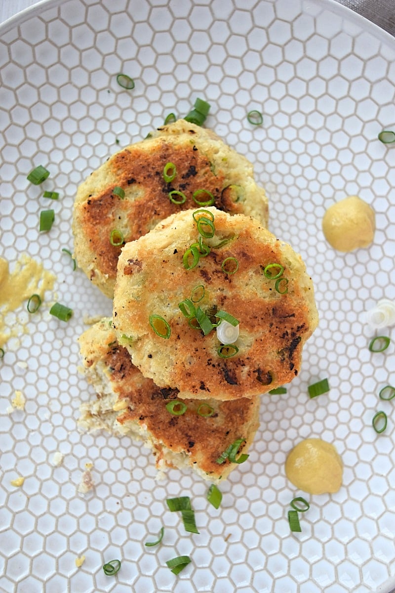 Tune Cakes are an awesome and quick lunch or dinner. Your only 5 ingredients away from enjoying these flavorful tune cakes. Recipe by A Stray Kitchen