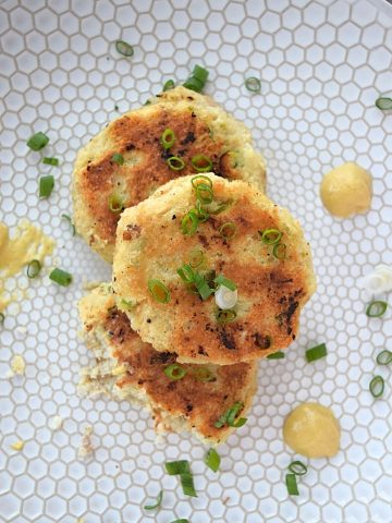 Tune Cakes are an awesome and quick lunch or dinner. Your only 5 ingredients away from enjoying these flavorful tune cakes. Recipe by A Stray Kitchen